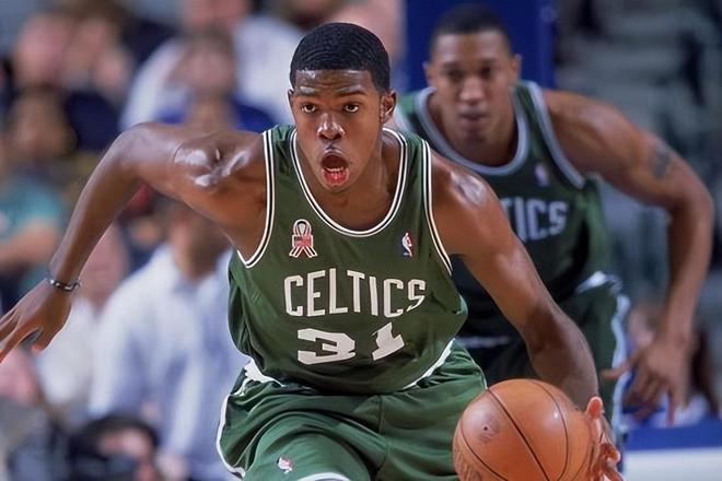 包含转会期亚特兰大调整名单以备NBA季后赛；篮板制胜环节打磨；更衣室稳定；赛程密集仍需轮换的词条